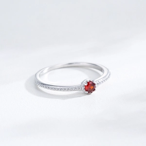Bague minimaliste en argent S925 avec zircon rouge rond et bordure perlée élégante