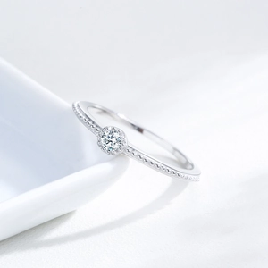 Elegant S925 sterling silver ring featuring a round solitaire diamond and milgrain detail