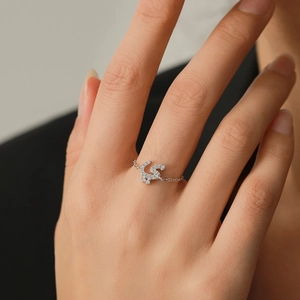 Anello a catena regolabile in argento S925 con ciondolo a lettera araba S in pavé brillante