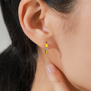 Minimalistische S925 Sterling Silber Ohrringe mit gelber Emaille und kleinem Zirkonia