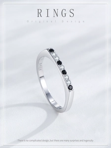 Detailansicht des S925 Sterlingsilberrings mit abwechselnd schwarz-weißen Zirkoniasteinen