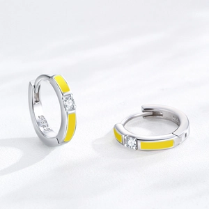 Minimalistische S925 Sterlingsilber Creolen mit gelbem Emaille und kleinen Zirkonia-Steinen