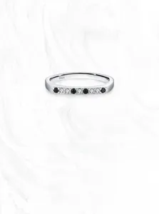 Detail-Makroansicht des S925 Sterlingsilberrings mit schwarz-weißer Zirkonia-Einlage