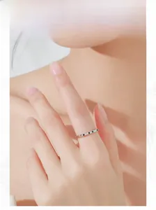 Nahaufnahme eines S925 Silberrings mit schwarzen und weißen Zirkonia am Finger des Models