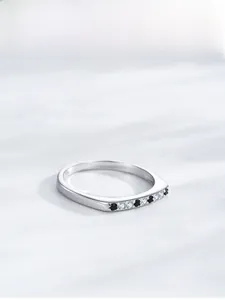 Detail eines S925 Sterlingsilber-Rings mit schwarzen Spinellen und weißen Zirkonia-Steinen