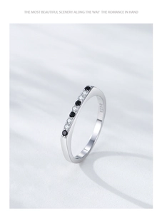 Nahaufnahme des S925 Sterlingsilberrings mit schwarz-weißen Zirkoniasteinen im Wechsel