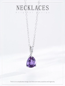 Makroaufnahme einer Halskette aus S925 Sterlingsilber mit violettem Kristall-Anhänger