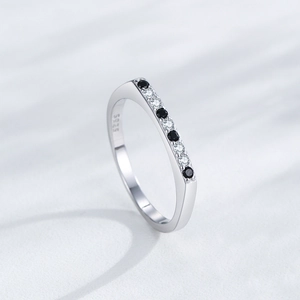 Minimalistischer S925 Sterlingsilber Ring mit schwarzen und weißen Zirkonsteinen