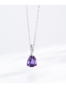 Makroaufnahme einer S925 Sterlingsilber Kette mit einem birnenförmigen lila Kristallanhänger