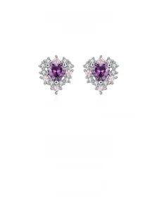 Dettaglio di orecchini a cuore in argento S925 con zircone viola e piccoli cristalli rosa
