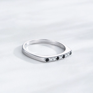 Minimalistischer S925 Sterlingsilber Ring mit schwarz-weißen Zirkonsteinen im Wechsel