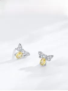 Détail de boucles d'oreilles abeille en argent S925 avec zircon jaune et strass brillants