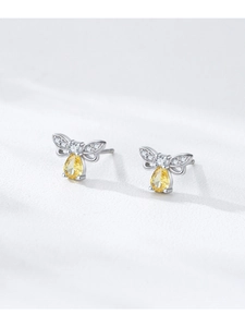 Détail des boucles d'oreilles abeille en argent S925 avec zircons jaunes en goutte