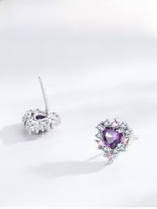 Dettaglio degli orecchini in argento S925 con zircone a cuore viola e pietre rosa