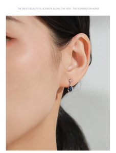 Dettaglio orecchini in argento 925 con zaffiro blu a goccia e piccoli zirconi brillanti