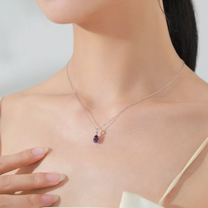 Elegante S925 Sterling Silber Halskette mit lila Kristall-Tropfenanhänger am Hals