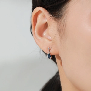 Eleganti orecchini a goccia in argento 925 con zaffiro indossati da una modella in dettaglio