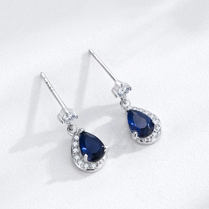 Orecchini a goccia in argento 925 con zaffiro blu e contorno di zirconi luminosi