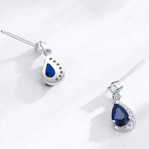Orecchini a perno in argento 925 con zaffiro blu a goccia e piccoli zirconi