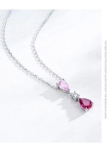 Detail van S925 zilveren ketting met roze en fuchsia peervormige edelstenen hangers