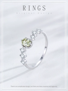 Dettaglio dell'anello in argento S925 con zircone verde oliva ovale e marchio S925
