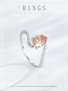 Détail macro de la pierre champagne en poire et anneau ondulé en argent serti de zircons