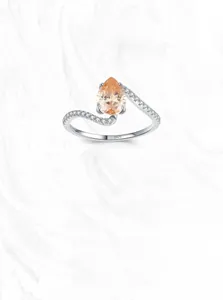 Détail macro du poinçon en argent S925 sur la bague avec pierre champagne poire