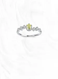 Dettaglio macro di anello in argento S925 con zircone giallo ovale e montatura a corona