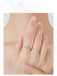 Primo piano di un anello in argento S925 con zircone verde oliva ovale al dito