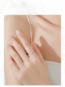 Gros plan d'une bague en argent S925 avec gemme champagne en goutte sur main femme