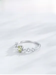 Vista macro dell'anello in argento S925 con zircone giallo ovale e pietre laterali