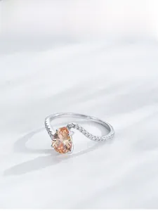 Vue détaillée d'une bague goutte champagne avec anneau ondulé en argent S925 et diamants