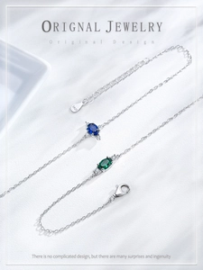 Dettaglio di bracciali in argento S925 con pietre preziose ovali blu e verdi