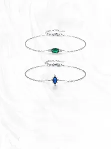 Dettaglio di braccialetti in argento S925 con zirconi ovali blu e verdi incastonati