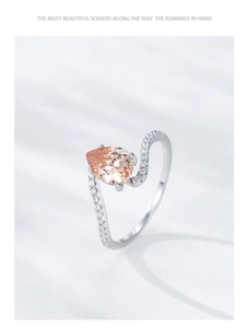 Vue macro d'une bague S925 ondulée avec pierre champagne en poire et petits diamants