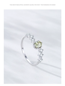Dettaglio dell'anello in argento S925 con zircone verde oliva e pietre laterali