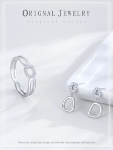 Détail de la parure en argent 925 avec design géométrique ajouré et pavé de zircons