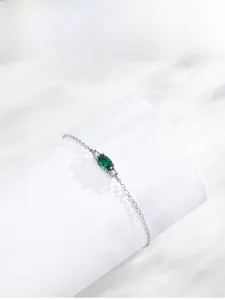 Dettaglio del bracciale vintage in argento S925 con zircone verde su supporto