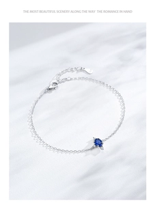 Dettaglio del bracciale in argento S925 con zircone blu ovale e piccoli diamanti decorativi