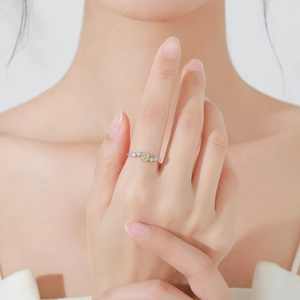 Anello in argento S925 con zircone ovale verde oliva e accenti di diamanti laterali