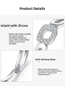 Vue macro d'une bague en argent S925 avec zircon 5A et design carré ajouré élégant