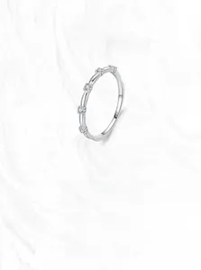 Détail de la bague en argent sterling S925 avec un sertissage minimaliste de cinq diamants