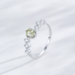 Anello in argento sterling S925 con zircone verde oliva ovale e cristalli su sfondo bianco