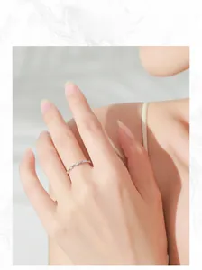 Détail de la bague minimaliste en argent fin S925 avec zircons scintillants sur le modèle