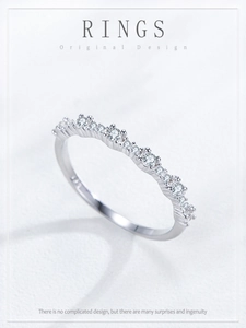 Macro d'une bague en argent S925 sertie de zircons brillants au motif de vagues