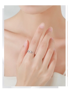 Détail macro de bague chaîne en argent S925 avec détails en zircons scintillants