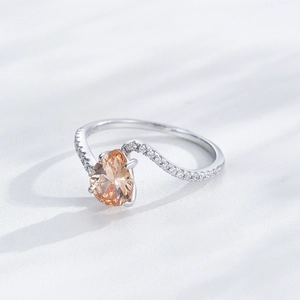 Bague vague en argent S925 avec pierre champagne poire et détails en pavé