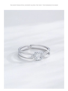 Vue détaillée d'une bague en argent S925 avec bandes évidées et sertissage de cristal carré