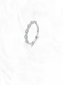 Gros plan détaillé d'une bague ondulée en argent S925 sertie de zircons étincelants