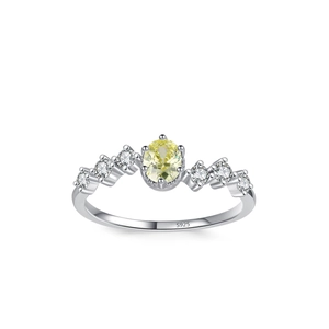 Anello in argento S925 con zircone giallo ovale e pietre laterali su sfondo bianco puro